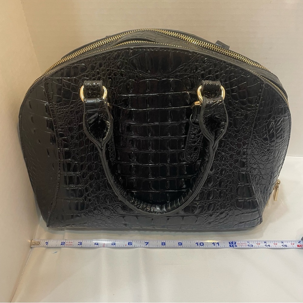 Elegant Black Crocodile-Embossed Women's Handbag. PVC. Dome. Double zip. Used. - Picture 11 of 16